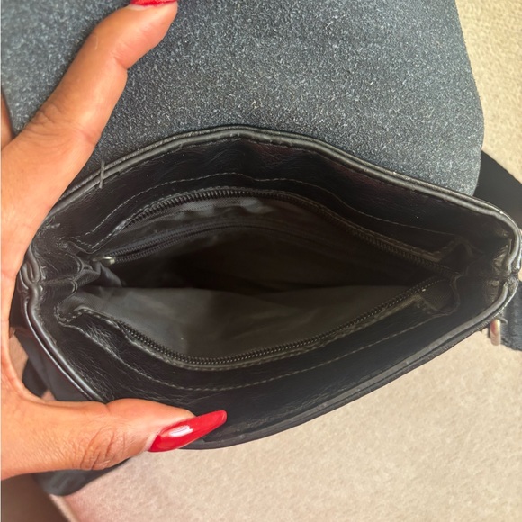 Gucci Black Messenger Bag with Signature Striped Detail unisex new - Picture 7 of 10